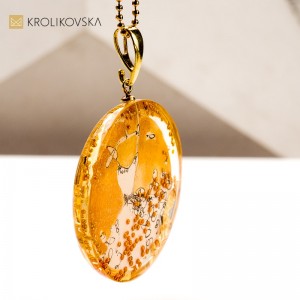 Naszyjnik z Obrazem – Ręcznie Tworzona Biżuteria Artystyczna, Każdy Egzemplarz Unikalny.