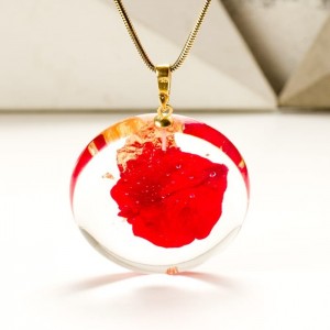 Biżuteria artystyczna naszyjnik z płatkiem róży.