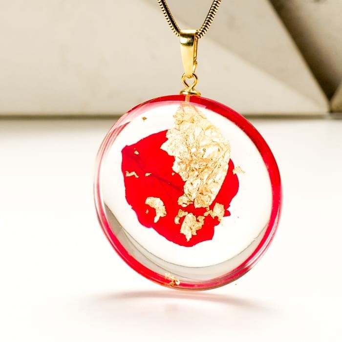 Biżuteria artystyczna naszyjnik z płatkiem róży.