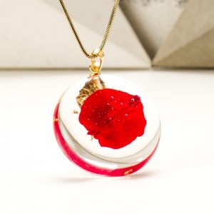 Biżuteria artystyczna naszyjnik z płatkiem róży.