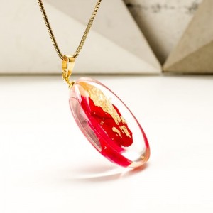 Biżuteria artystyczna naszyjnik z płatkiem róży.