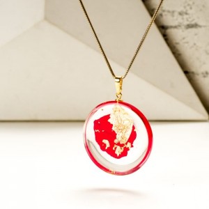 Biżuteria artystyczna naszyjnik z płatkiem róży.