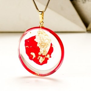 Biżuteria artystyczna naszyjnik z płatkiem róży.