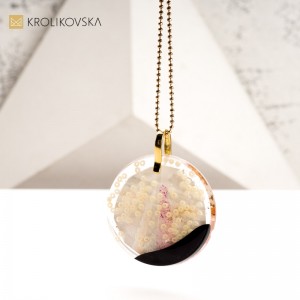 Artystyczny Naszyjnik z Oryginalną Grafiką – Wyjątkowy Prezent dla Miłośników Sztuki. Artystyczny Naszyjnik z Oryginalną Grafiką – Wyjątkowy Prezent dla Miłośników Sztuki.