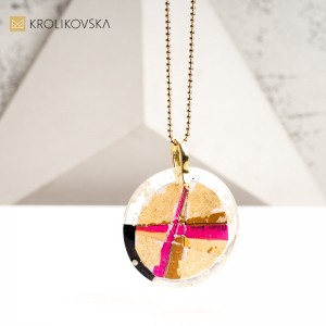 Unikatowy Naszyjnik z Ręcznie Malowaną Grafiką – Sztuka, którą Możesz Nosić.