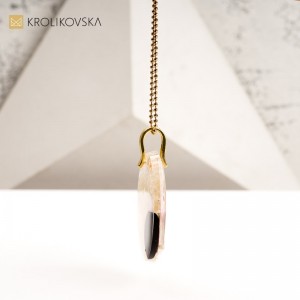 Unikatowy Naszyjnik z Ręcznie Malowaną Grafiką – Sztuka, którą Możesz Nosić.