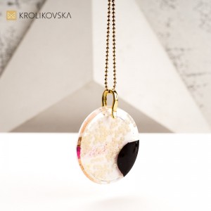 Unikatowy Naszyjnik z Ręcznie Malowaną Grafiką – Sztuka, którą Możesz Nosić.