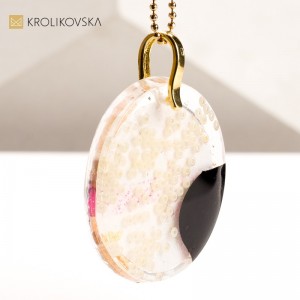 Unikatowy Naszyjnik z Ręcznie Malowaną Grafiką – Sztuka, którą Możesz Nosić.