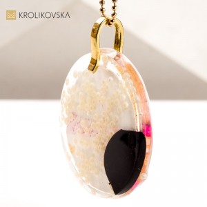 Unikatowy Naszyjnik z Ręcznie Malowaną Grafiką – Sztuka, którą Możesz Nosić.