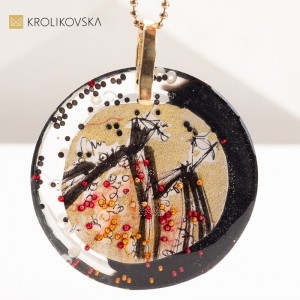Niepowtarzalny Naszyjnik z Ręcznie Malowaną Grafiką – Każdy Egzemplarz to Dzieło Sztuki.