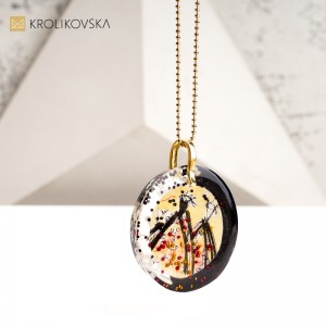 Niepowtarzalny Naszyjnik z Ręcznie Malowaną Grafiką – Każdy Egzemplarz to Dzieło Sztuki.