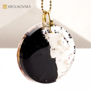 Niepowtarzalny Naszyjnik z Ręcznie Malowaną Grafiką – Każdy Egzemplarz to Dzieło Sztuki.