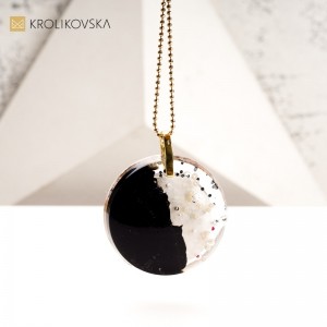 Niepowtarzalny Naszyjnik z Ręcznie Malowaną Grafiką – Każdy Egzemplarz to Dzieło Sztuki.