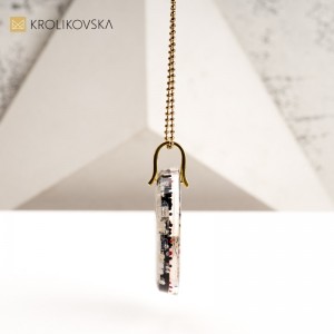 Niepowtarzalny Naszyjnik z Ręcznie Malowaną Grafiką – Każdy Egzemplarz to Dzieło Sztuki.