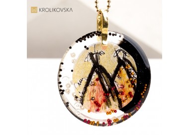 Unikalna Biżuteria Stworzona przez Artystkę – Naszyjniki z Grafiką – wzbudza zainteresowanie autentycznością i wyjątkowością.