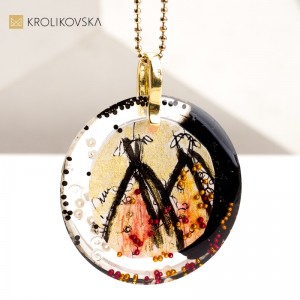 Unikalna Biżuteria Stworzona przez Artystkę – Naszyjniki z Grafiką – wzbudza zainteresowanie autentycznością i wyjątkowością.