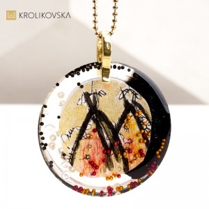 Unikalna Biżuteria Stworzona przez Artystkę – Naszyjniki z Grafiką – wzbudza zainteresowanie autentycznością i wyjątkowością.