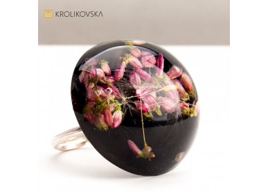 Pierścionek- biżuteria jest idealnym prezentem na urodziny.