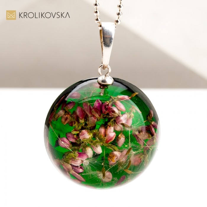 Ręcznie Tworzona Biżuteria z Roślinami – Każdy Produkt to Unikalne Arcydzieło.