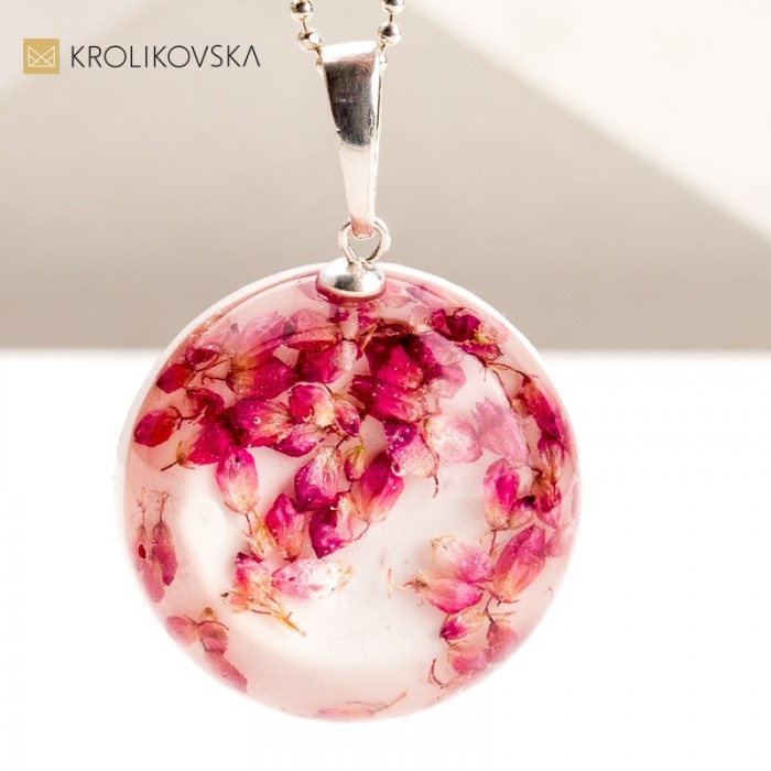 Unikatowa Biżuteria z Prawdziwymi Kwiatami – Idealny Prezent dla Bliskiej Osoby.