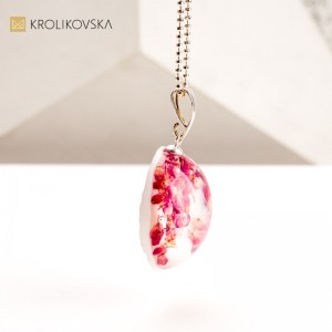 Unikatowa Biżuteria z Prawdziwymi Kwiatami – Idealny Prezent dla Bliskiej Osoby.