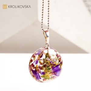 Niepowtarzalny Prezent: Ręcznie Tworzona Biżuteria z Naturą w Środku.