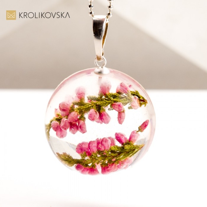 Zatrzymana Natura: Biżuteria z Prawdziwymi Kwiatami i Roślinami.