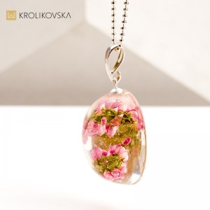 Zatrzymana Natura: Biżuteria z Prawdziwymi Kwiatami i Roślinami.