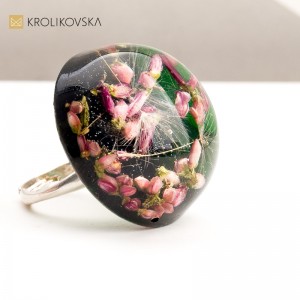 Biżuteria z Naturą: Prawdziwe Kwiaty w Eleganckiej Oprawie.