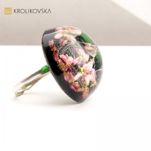 Biżuteria z Naturą: Prawdziwe Kwiaty w Eleganckiej Oprawie.