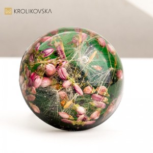 Unikalny pomysł na prezent: biżuteria z naturalnymi kwiatami.