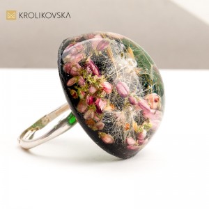Unikalny pomysł na prezent: biżuteria z naturalnymi kwiatami.