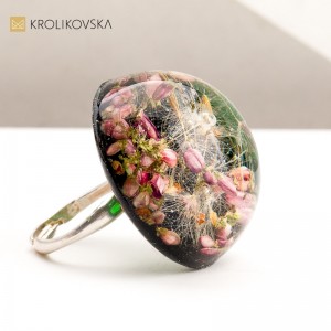 Unikalny pomysł na prezent: biżuteria z naturalnymi kwiatami.