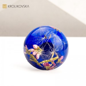 Ekskluzywna biżuteria z roślinami – natura zamknięta w pięknie.