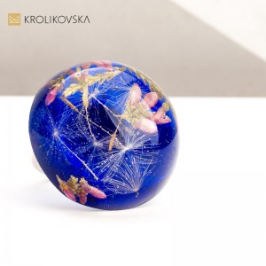 Ekskluzywna biżuteria z roślinami – natura zamknięta w pięknie.