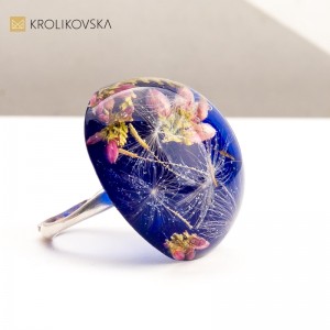 Ekskluzywna biżuteria z roślinami – natura zamknięta w pięknie.