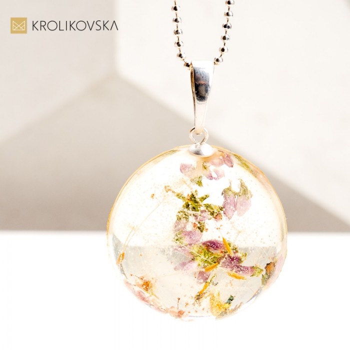 Najpiękniejszy Prezent: Biżuteria z Prawdziwymi Kwiatami i Roślinami.