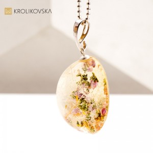 Najpiękniejszy Prezent: Biżuteria z Prawdziwymi Kwiatami i Roślinami.