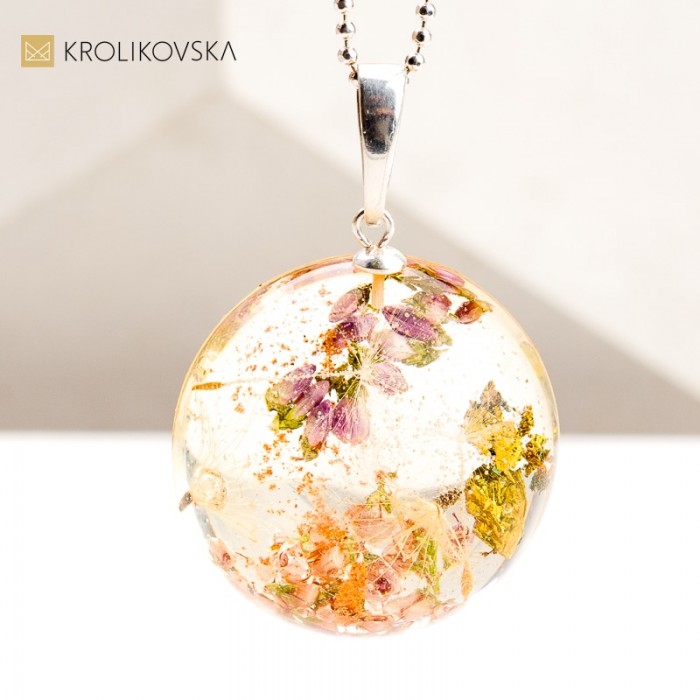 Biżuteria z Kwiatami – Wyjątkowy Podarunek Dla Bliskiej Osoby.