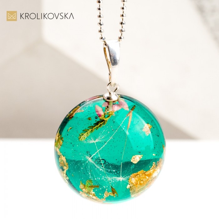 Biżuteria z Prawdziwymi Kwiatami – Unikatowe Produkty Tworzone przez Artystkę.