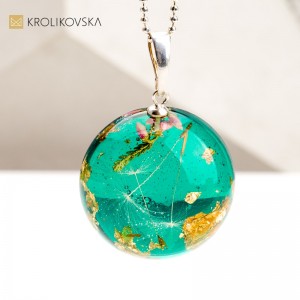 Biżuteria z Prawdziwymi Kwiatami – Unikatowe Produkty Tworzone przez Artystkę.