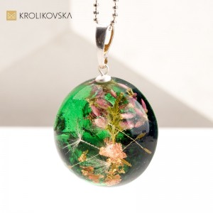 Ręcznie Tworzona Biżuteria z Roślinami – Każdy Naszyjnik Jest Jedyny w Swoim Rodzaju.