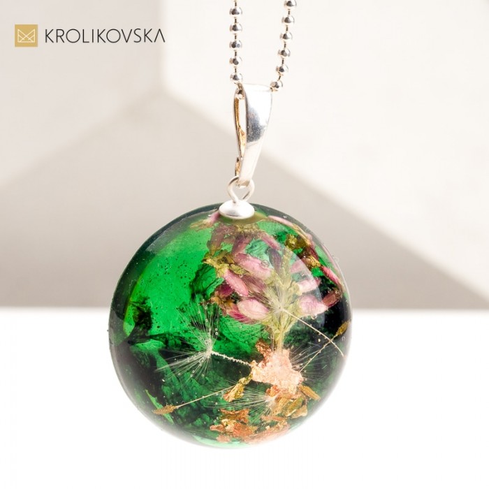 Ręcznie Tworzona Biżuteria z Roślinami – Każdy Naszyjnik Jest Jedyny w Swoim Rodzaju.