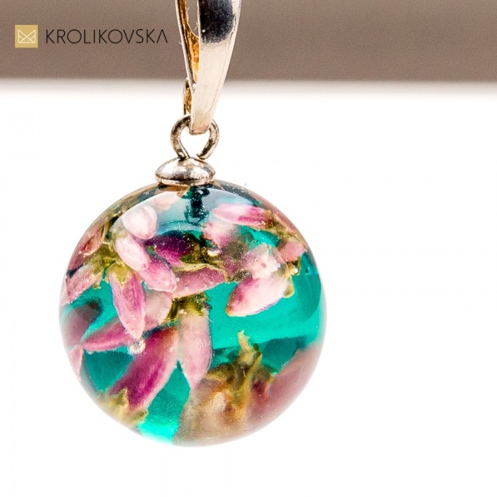 Naturalne Piękno: Biżuteria z Prawdziwych Kwiatów i Roślin.