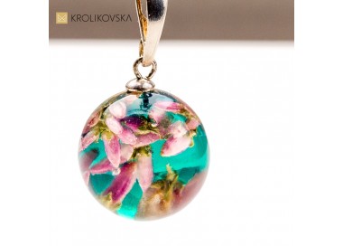 Naturalne Piękno: Biżuteria z Prawdziwych Kwiatów i Roślin.