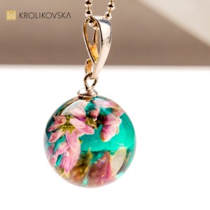 Naturalne Piękno: Biżuteria z Prawdziwych Kwiatów i Roślin.