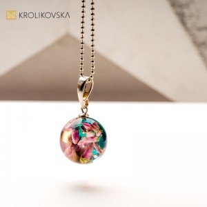 Naturalne Piękno: Biżuteria z Prawdziwych Kwiatów i Roślin.