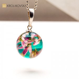 Naturalne Piękno: Biżuteria z Prawdziwych Kwiatów i Roślin.