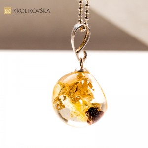 Unikatowe Produkty: Biżuteria z Żywymi Roślinami, Stworzona przez Artystkę.