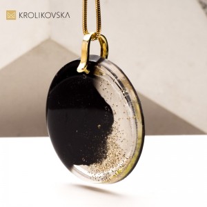 Naszyjnik z Duszą – Ręcznie Malowana Biżuteria dla Koneserów,